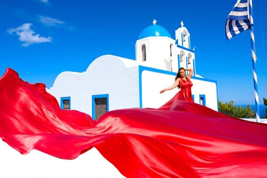 Santorini 1-Hour Photo Session with Your Personal Photographer