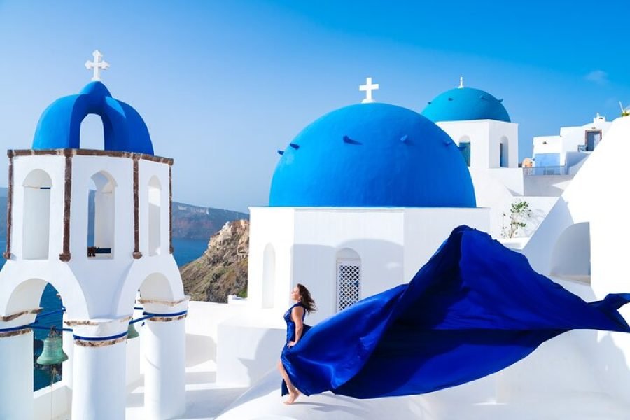 Private Flying Dress Photoshoot 2h in Santorini, pick up included